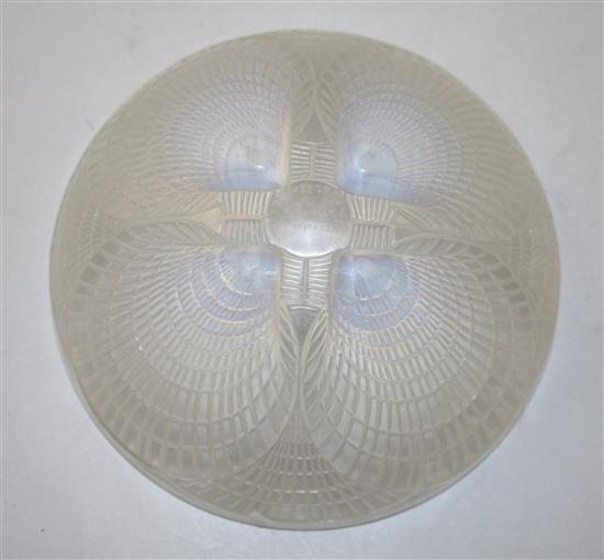 A René Lalique Coquille pattern opalescent glass bowl, 16cm